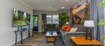 Luxurious Townhome, Peace of Nature, King bed, Extended Stay