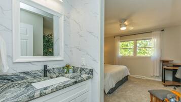 2 bedrooms, desk, iron/ironing board, free WiFi