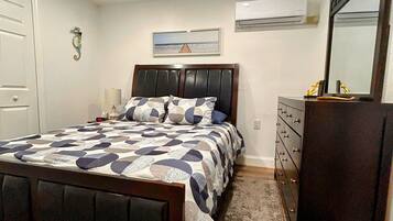 1 soverom, skrivebord, lydisolert og strykejern/-brett