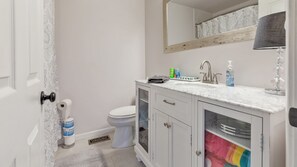 Combined shower/tub, hair dryer, towels, soap - Cozy Cottage (Oak Lawn)