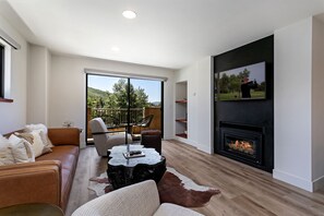 Smart TV, caminetto, lettore DVD