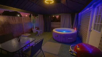 Indoor spa tub