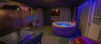 Hot Tub Tiny Home Hideaway Near Horse Park and Ark
