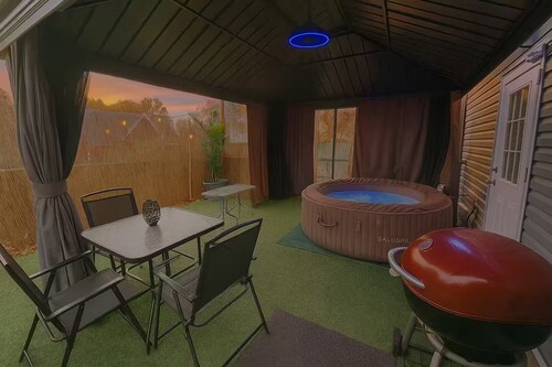 Hot Tub Tiny Home Hideaway Near Horse Park and Ark