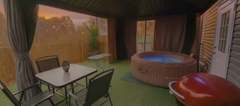 Hot Tub Tiny Home Hideaway Near Horse Park and Ark