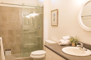 Bañera, toallas, jabón, papel higiénico