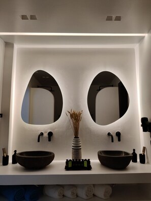 Dusche, Bademäntel, Hausschuhe, Bidet