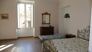 2 Schlafzimmer, Schreibtisch, Bügeleisen/Bügelbrett, kostenloses WLAN