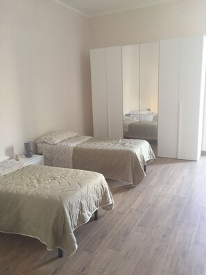 2 Schlafzimmer, Schreibtisch, Bügeleisen/Bügelbrett, kostenloses WLAN