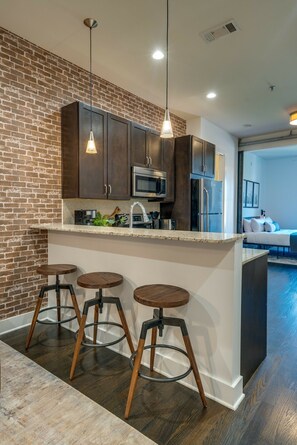 Fridge, microwave, oven, stovetop - Lofts At 30th - Urban Legend - 5 Mins To Broadway (Nashville)