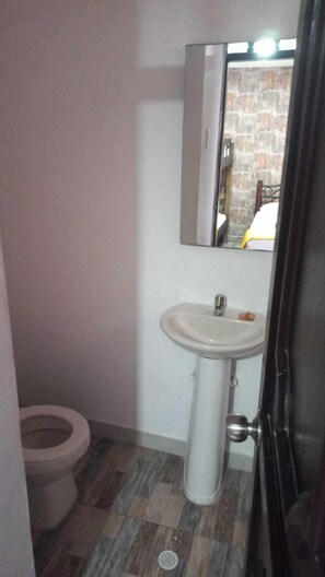 Shower, rainfall showerhead, hair dryer, towels - 1CL2-J Apartamento en Getsemaní (Cartagena)