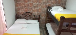 1 habitación, decoración personalizada y muebles diferentes 