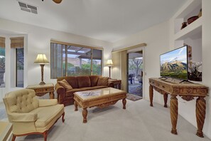 Smart TV, libros y impresora 