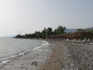Beach nearby, sun loungers, beach towels - Stone house with pool and view to the sea (Αίγιο)