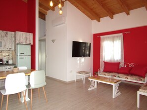 Smart TV, table tennis - Stone house with pool and view to the sea (Αίγιο)