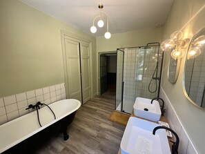 Badewanne, Haartrockner, Handtücher, Toilettenpapier