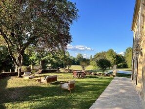Outdoor dining - Manoir Avec Piscine à Deux pas de Montignac (Aubas)