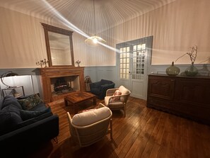 Fireplace, ping pong, books - Manoir Avec Piscine à Deux pas de Montignac (Aubas)