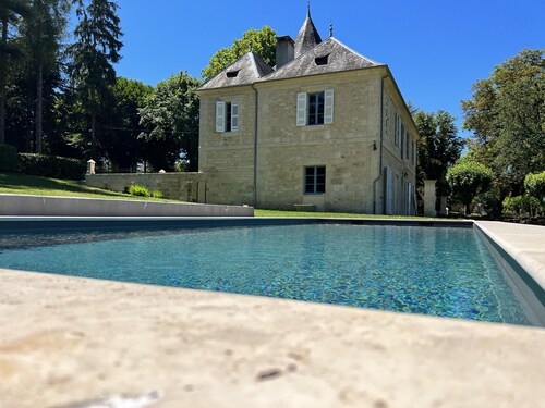 Manoir Avec Piscine à Deux pas de Montignac