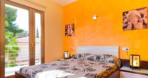 3 عدّة غرف نوم وخزنة داخل الغرفة وواي فاي مجانًا وملاءات أسرّة