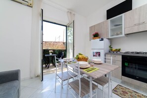 冷蔵庫、オーブン、コンロ、食器洗い機