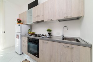 冷蔵庫、オーブン、コンロ、食器洗い機