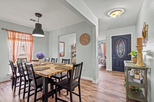 "Cozy Comforts of Home" Private POOL, 5 mins from Kemah Boardwalk & NASA