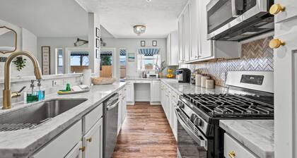 "Cozy Comforts of Home" Private POOL, 5 mins from Kemah Boardwalk & NASA