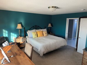 5 bedrooms, desk, free WiFi, bed sheets