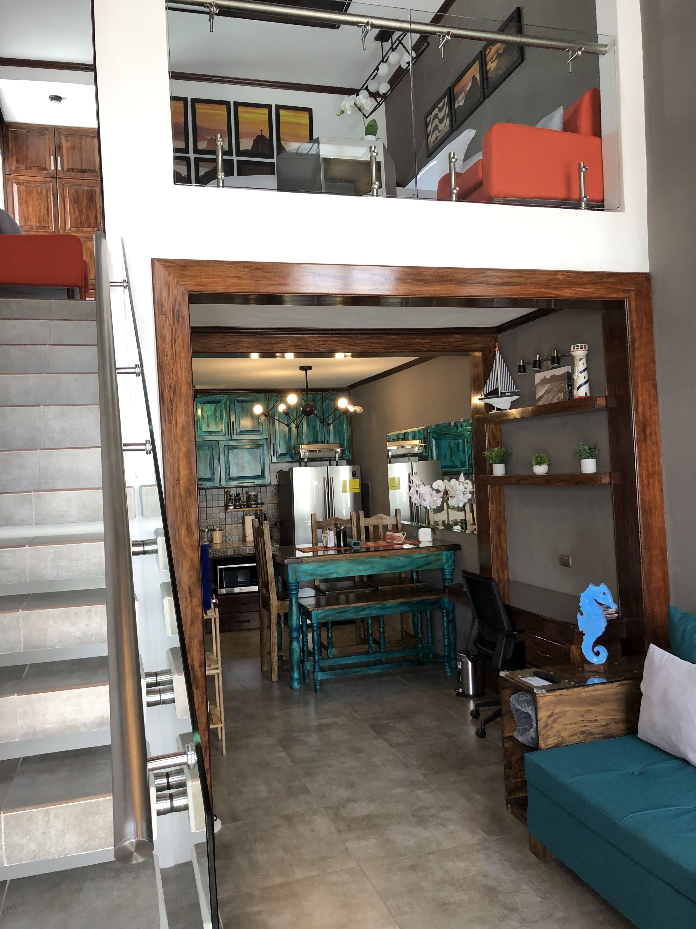 Un loft amplio con cocina, comedor y una zona de estar acogedora.