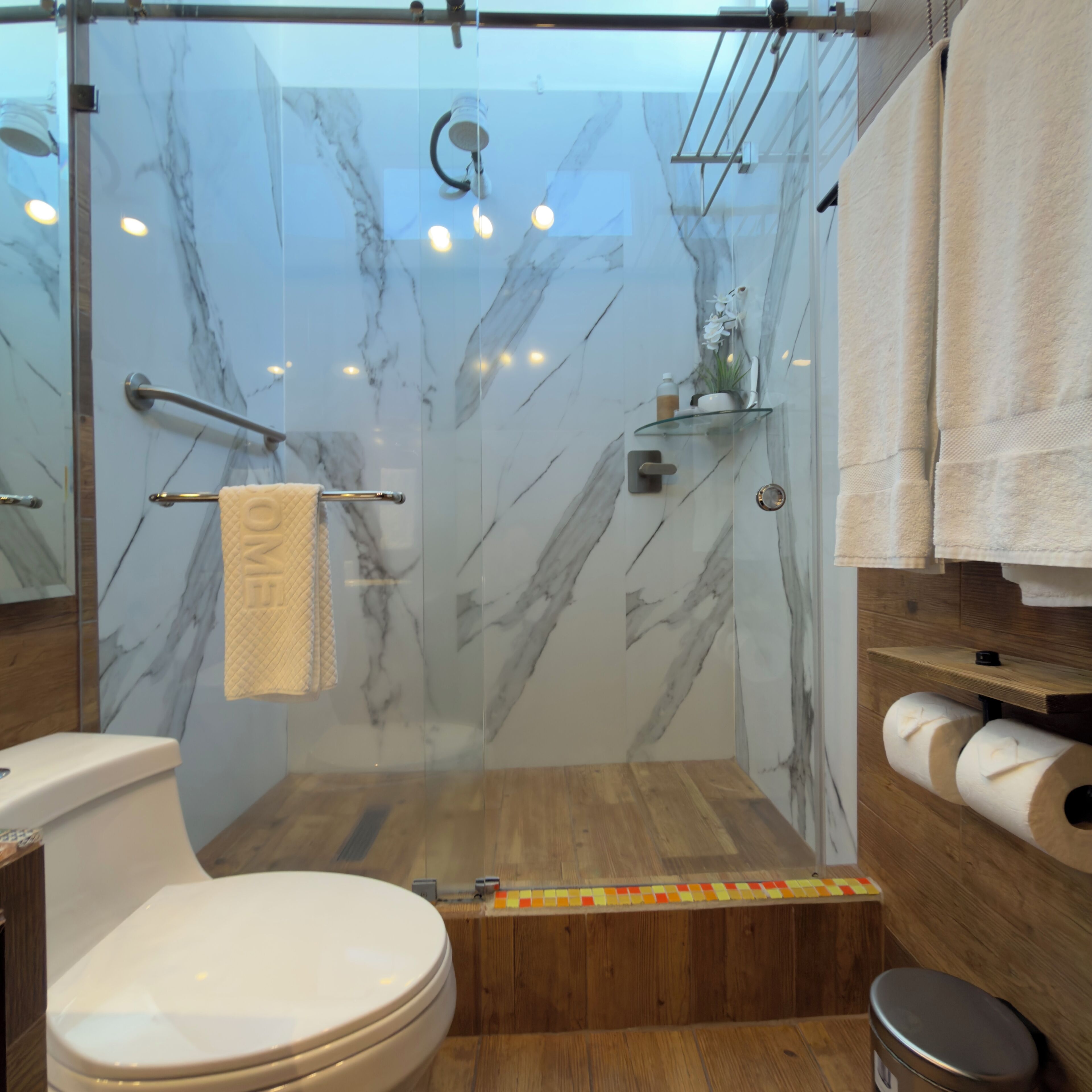 Bruser, hårtørrer, håndklæder, Sæbe