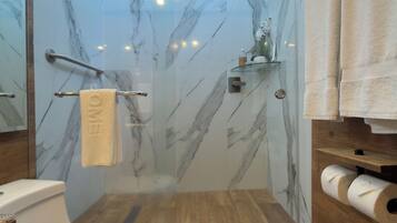 Bruser, hårtørrer, håndklæder, Sæbe