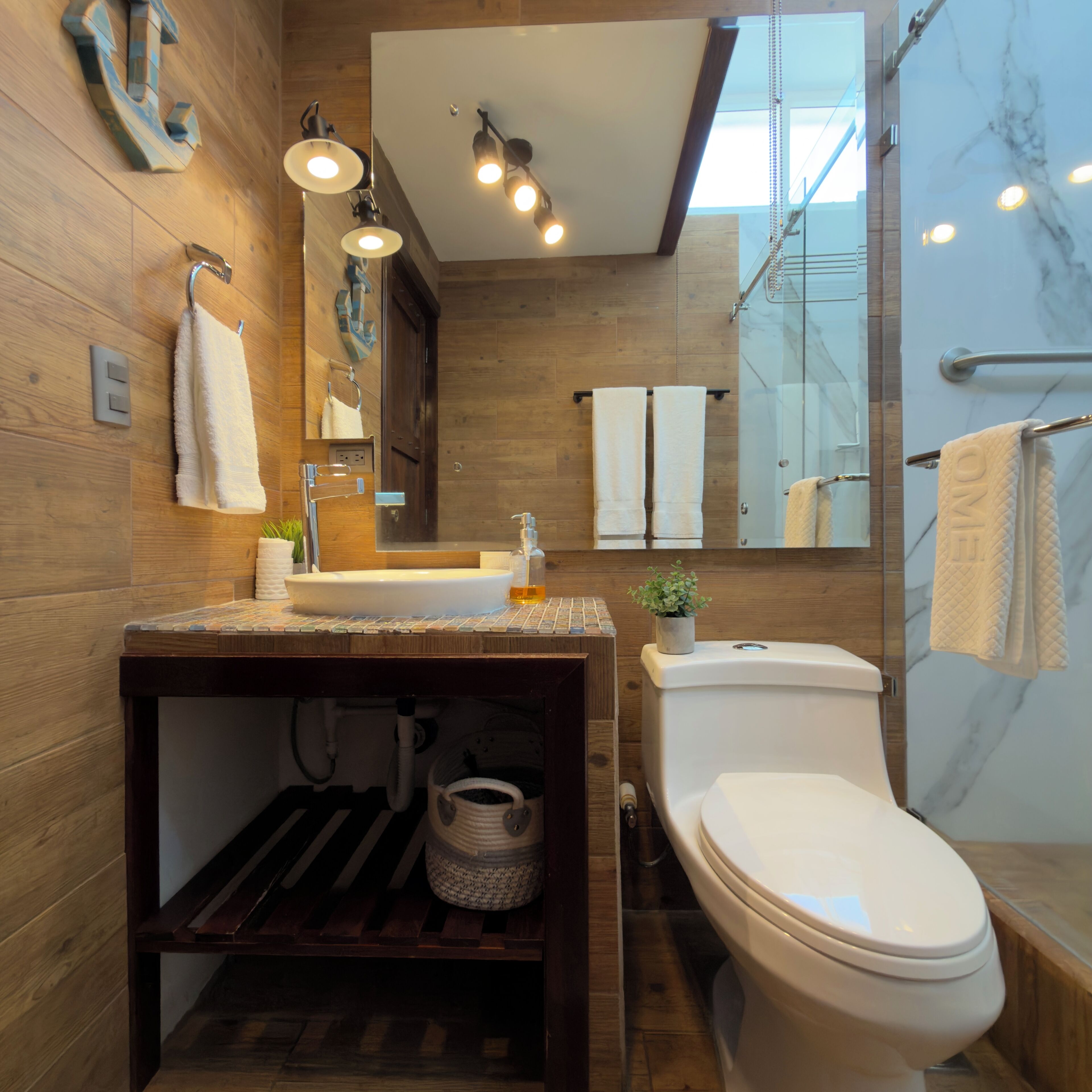 Douche, sèche-cheveux, serviettes fournies, savon