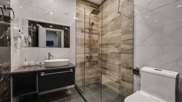 Shower, rainfall showerhead, free toiletries, hair dryer