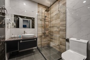 Shower, rainfall showerhead, free toiletries, hair dryer - Mountain Resort Gantiadi (Borjomi)