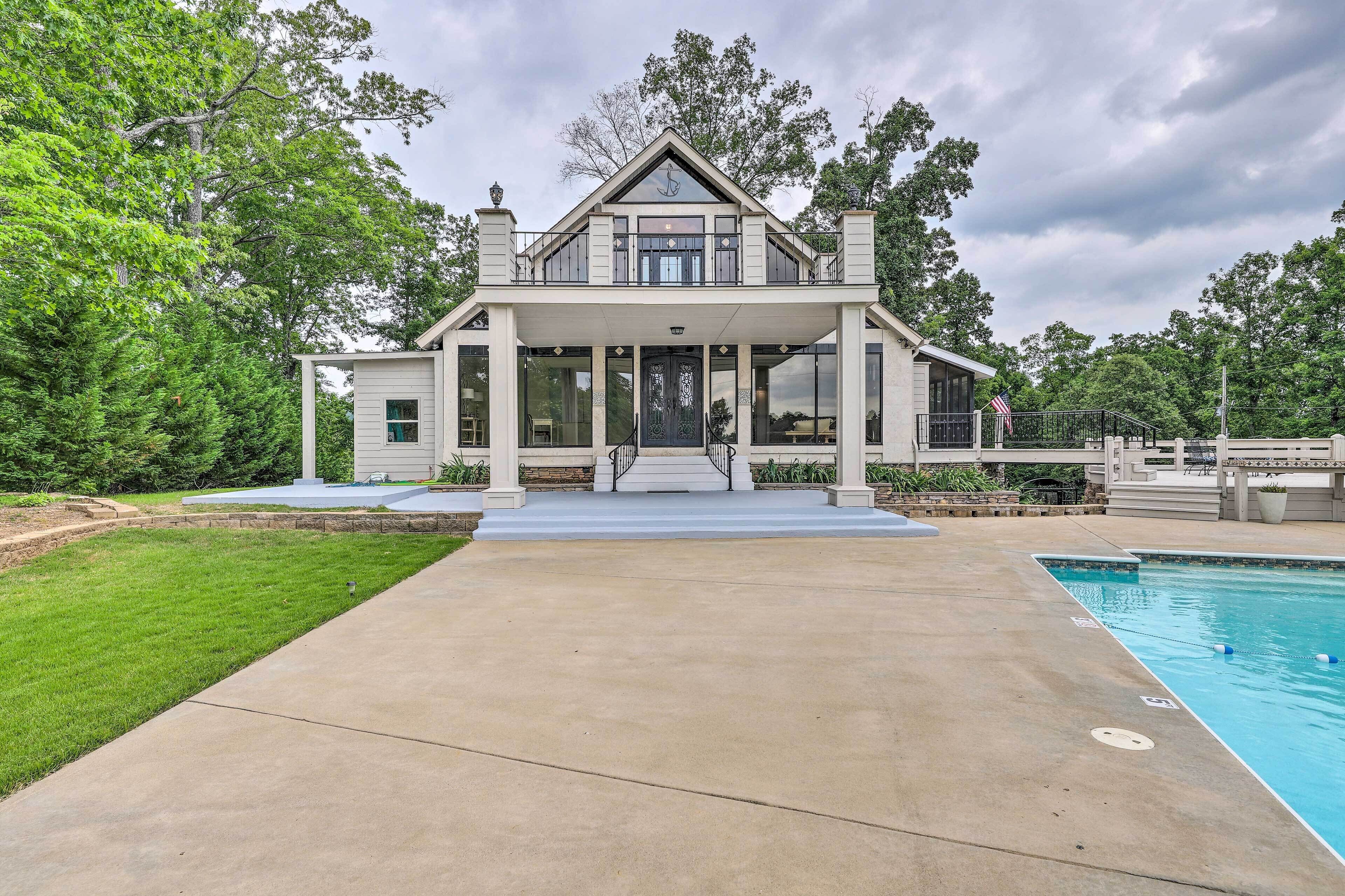 Pickwick Lake Home w/ Screened-In Porch, Dock
