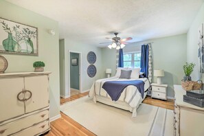 4 bedrooms, iron/ironing board, Internet, bed sheets