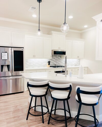 4 beds/ 3 bedrooms/ Family & Pet Friendly