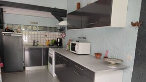 Eine Küche mit Mikrowelle, Toaster und verschiedenen Küchenutensilien.