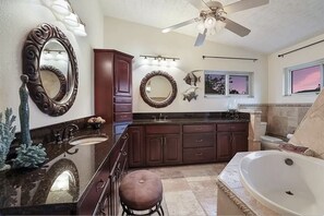 Badewanne, Haartrockner, Handtücher, Seife