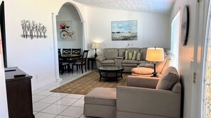 Smart TV, books - Seaside Oasis! Dog-Friendly, Waterfront, Private Dock, Saltwater Pool & Spa, (Apollo Beach)