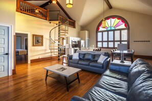 Smart TV, fireplace, video games, table football - Dragonfly Inn (Only 40 min to Hocking Hills area) (Amanda)
