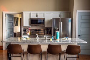 Frigorifero, microonde, forno, piano cottura