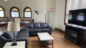 Smart TV, lareira, videogames, pebolim