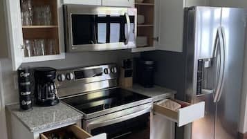 Een koelkast, een magnetron, een oven, een kookplaat