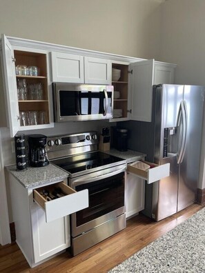 Refrigerador, microondas, horno y parrilla de estufa