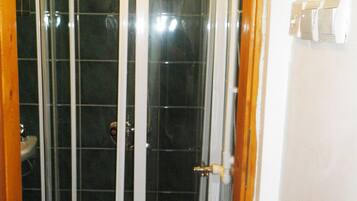 Ensemble douche/baignoire, sĂšche-cheveux, serviettes fournies, savon