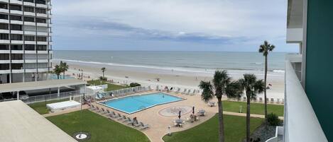 Utomhuspool och uppvärmd pool