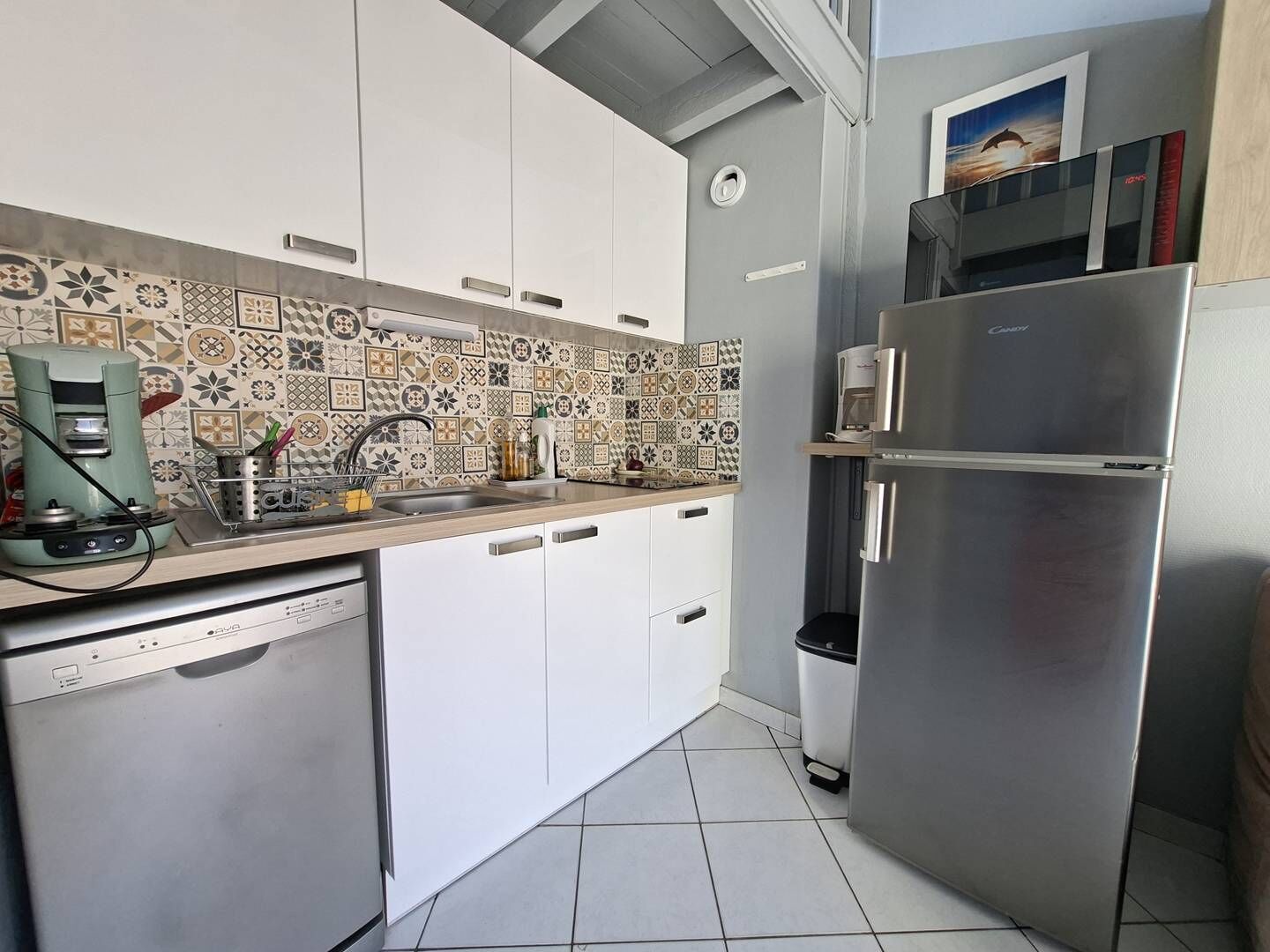 Kühlschrank, Mikrowelle, Geschirrspüler, Kochgeschirr/Geschirr/Besteck