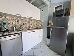 ثلاجة، ميكروويف، غسالة أطباق، مستلزمات طهي/أطباق/أوعية